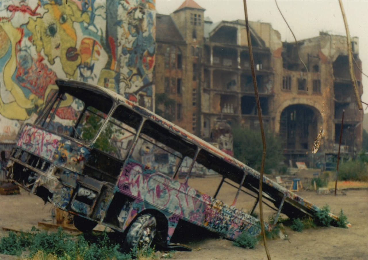 Bemalter Bus vor dem Kunsthaus Tacheles